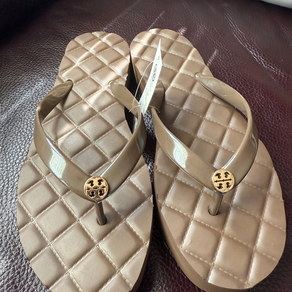 Tory Burch  platform Willa flip flop Sandal Gold Emblem NWT brown size 8 - Picture 4 of 6